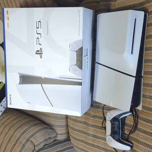 New PS5 with controller - Picture 5 of 6